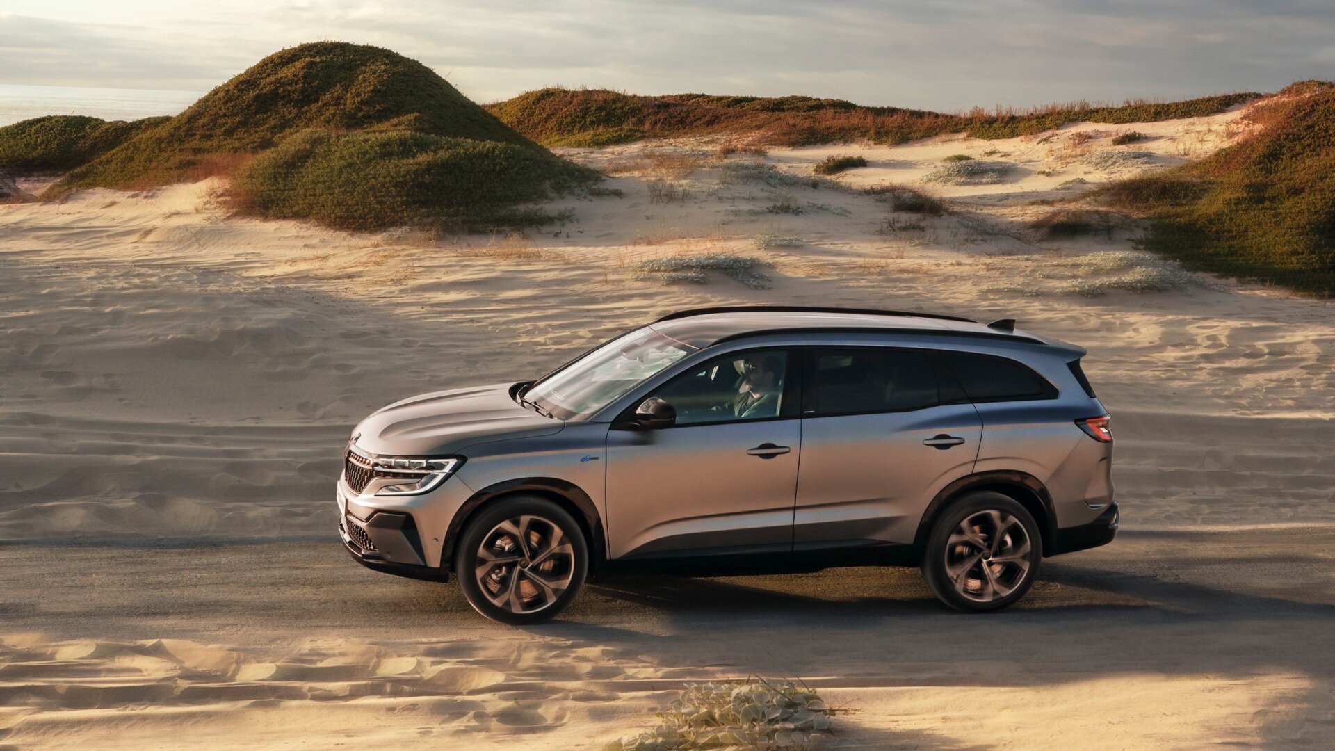 Компания Renault представила новый Espace, который стал гибридным кроссовером