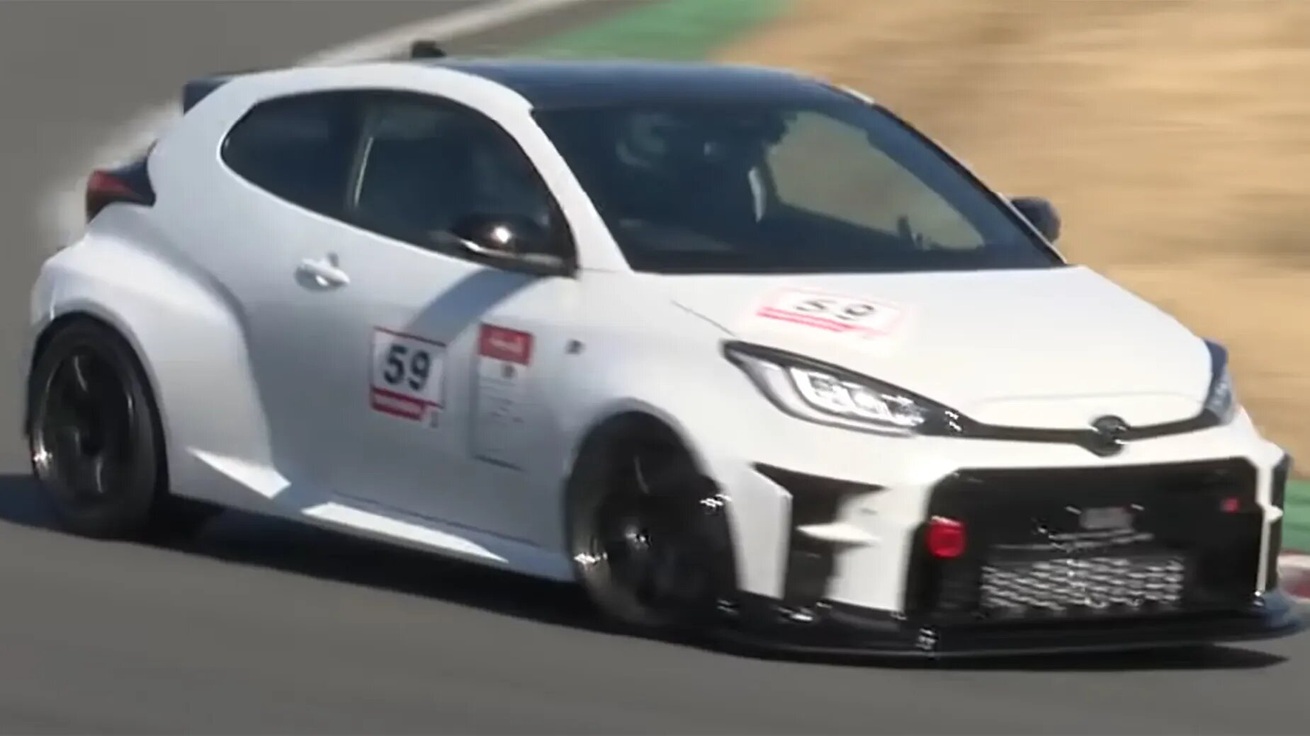 Хот-хэтч Toyota Yaris после тюнинга оказался быстрее Nissan GT-R Nismo