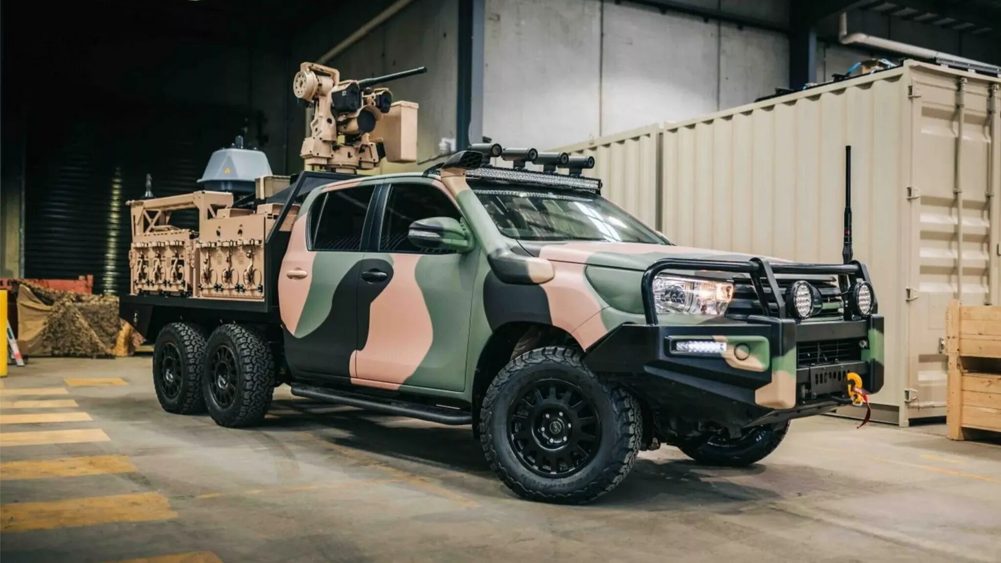 Toyota Hilux превратили в военный шестиколёсник