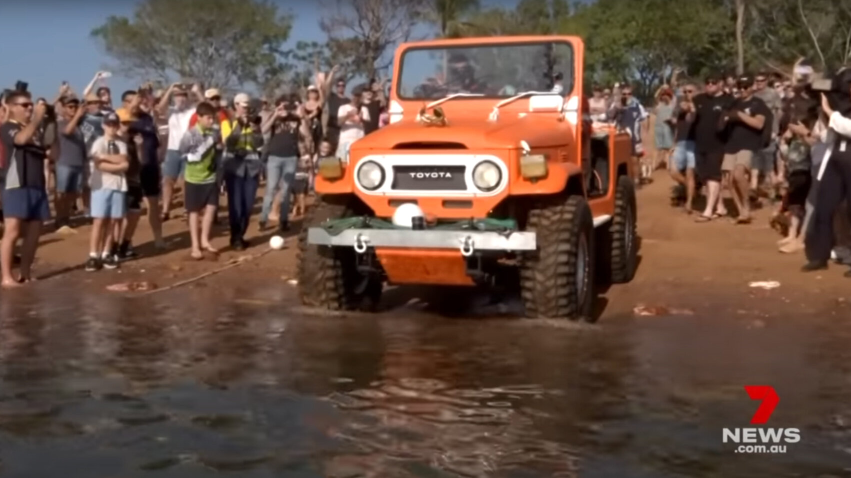 Cтарый Land Cruiser на батарейках проехал по дну моря 7 километров: это рекорд