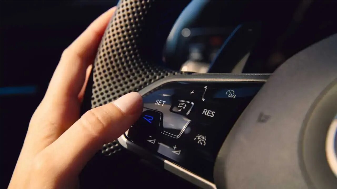 Volkswagen откажется от сенсорных кнопок на руле в пользу обычных