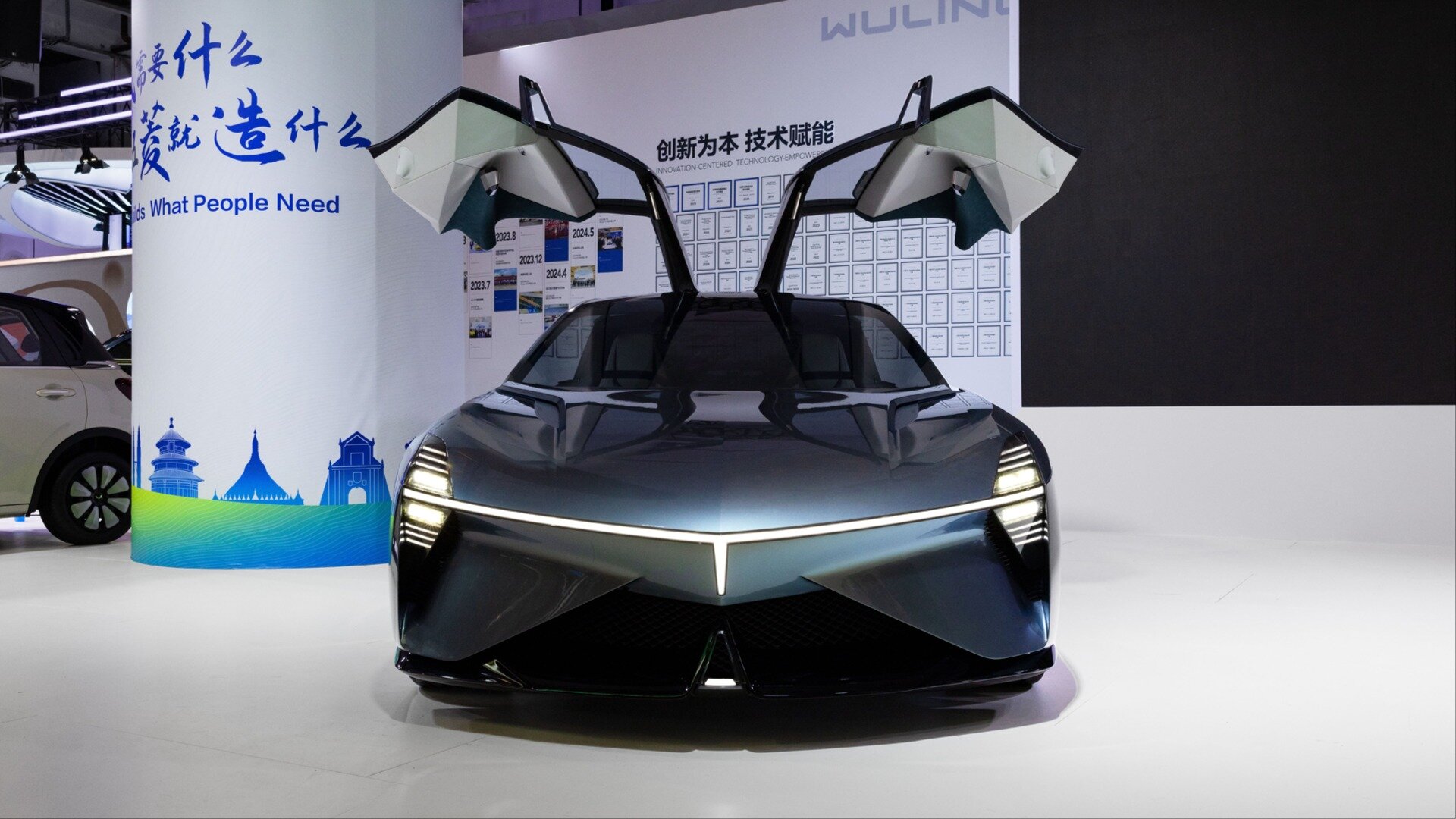 Марка Wuling показала концепт Light of ASEAN с «крыльями чайки» и странным роботом