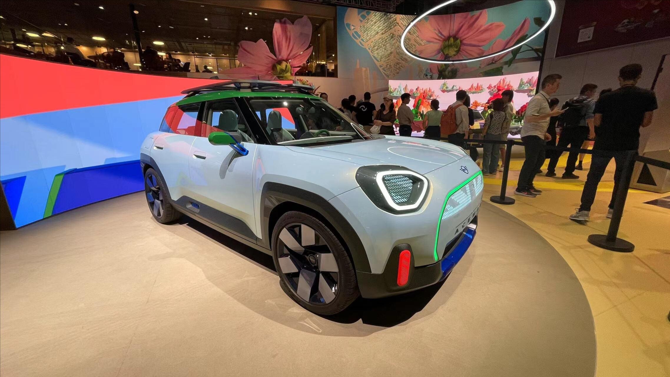 Раздача мороженого на стенде MINI спровоцировала скандал на Шанхайском автосалоне