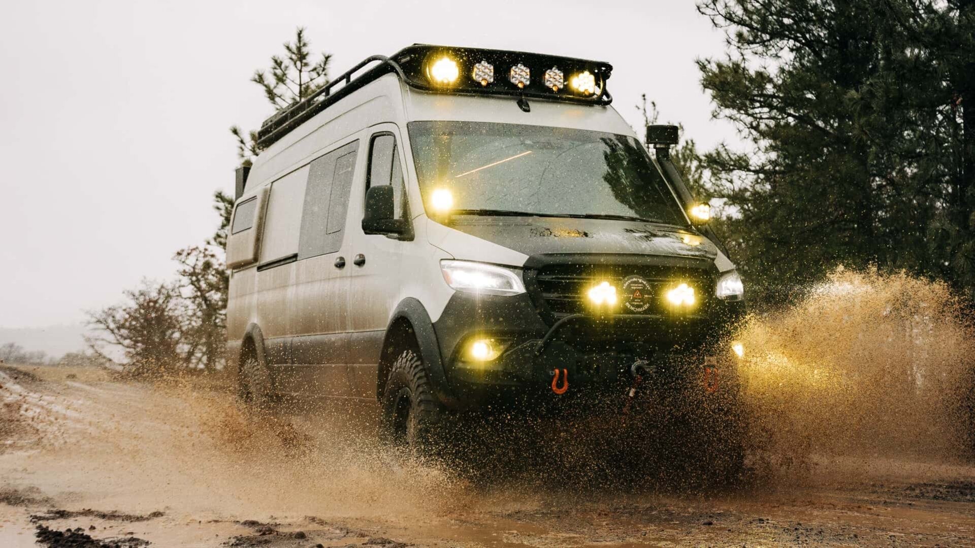 Mercedes-Benz Sprinter превратили во внедорожный кемпер с 11 прожекторами