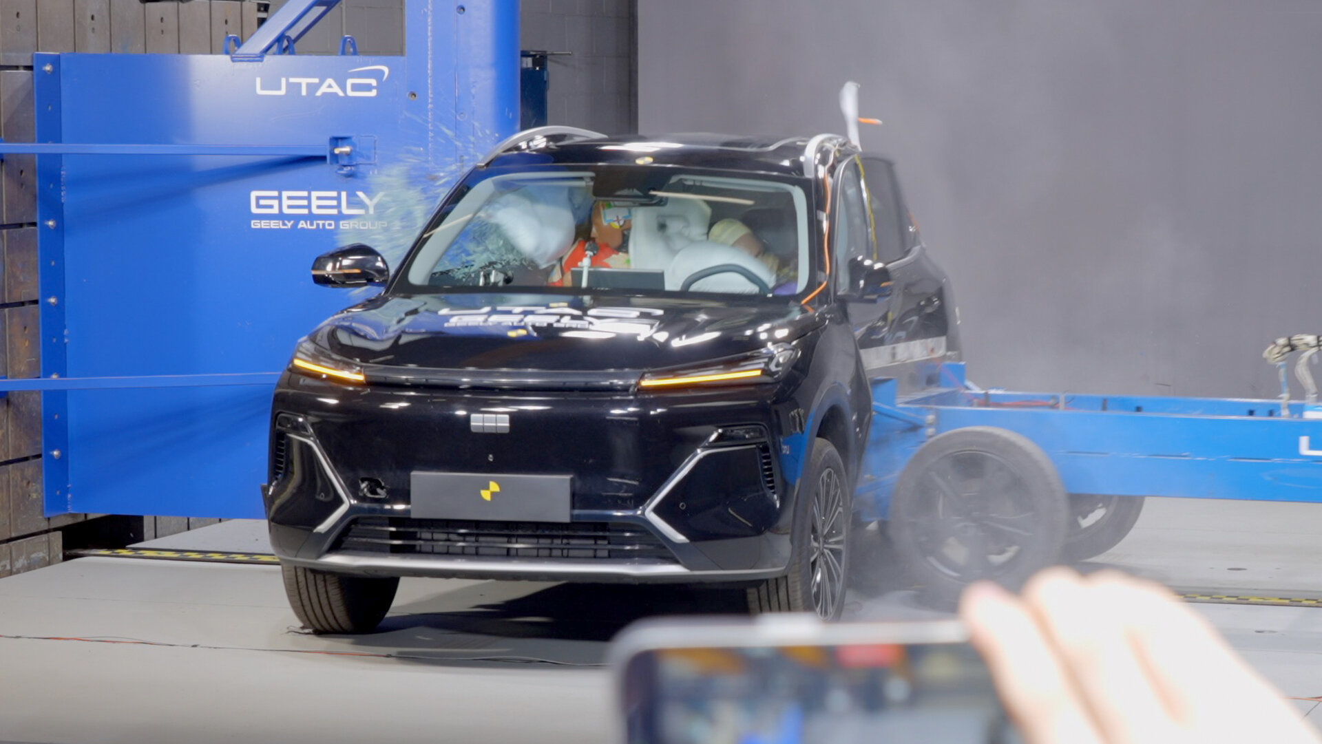 Продающийся в России гибридный Geely EX5 прошёл уникальный краш-тест