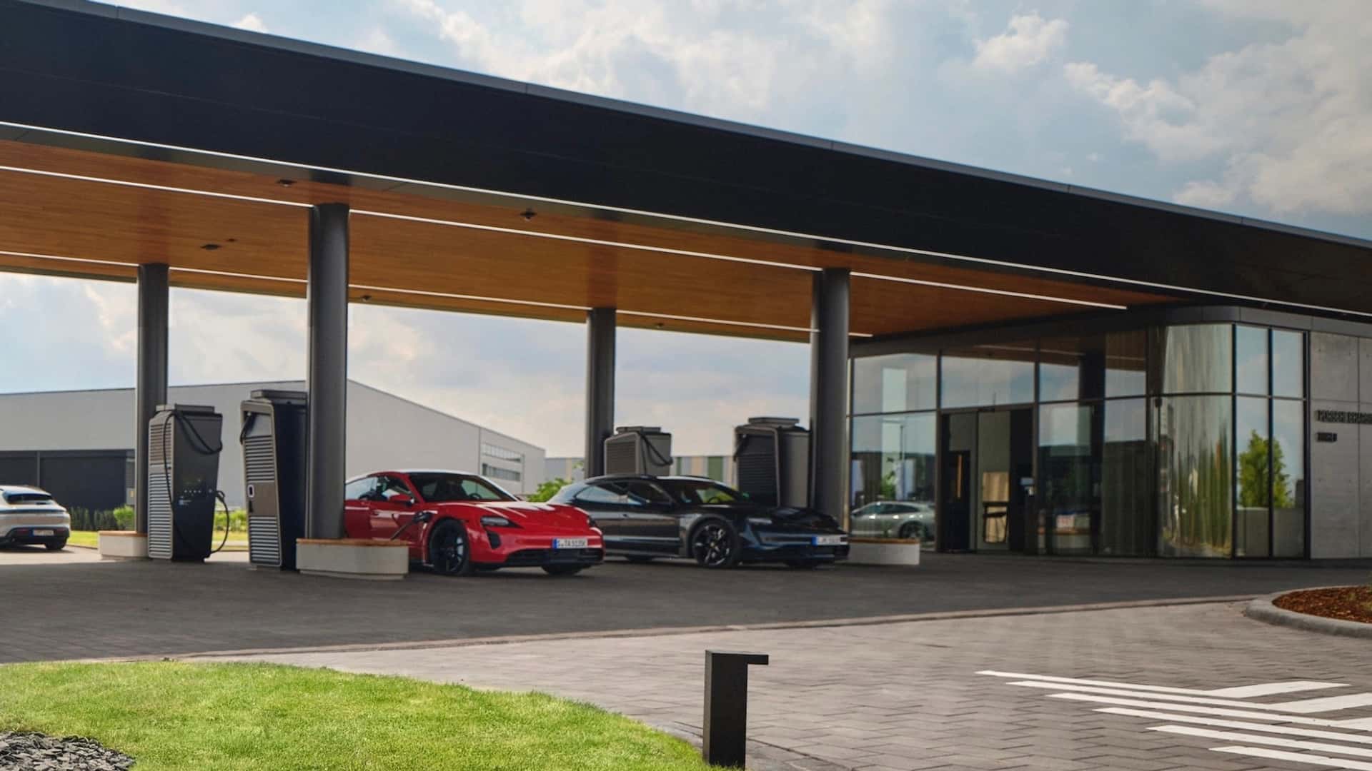 Компания Porsche открыла первый зарядный «лаунж» для своих гибридов и электрокаров