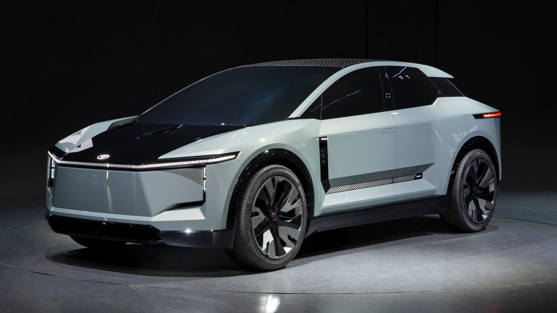 Электрокроссовер Toyota FT-3e дебютировал в Токио с наружными дисплеями