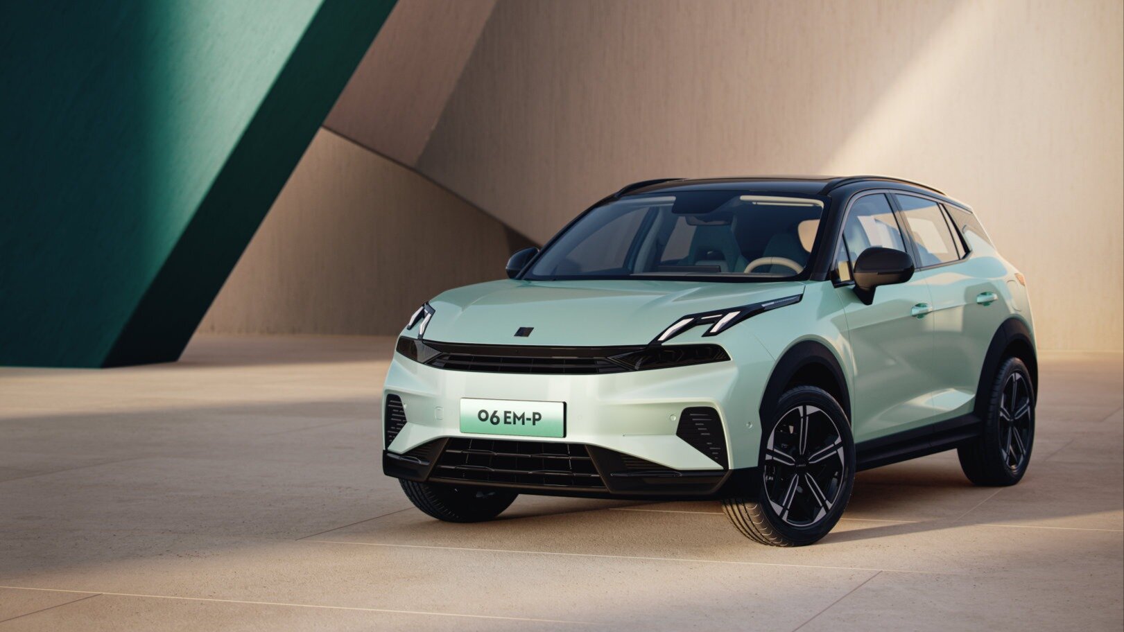 Недорогой гибридный кроссовер Lynk&Co 06 стал мощнее и дальнобойнее