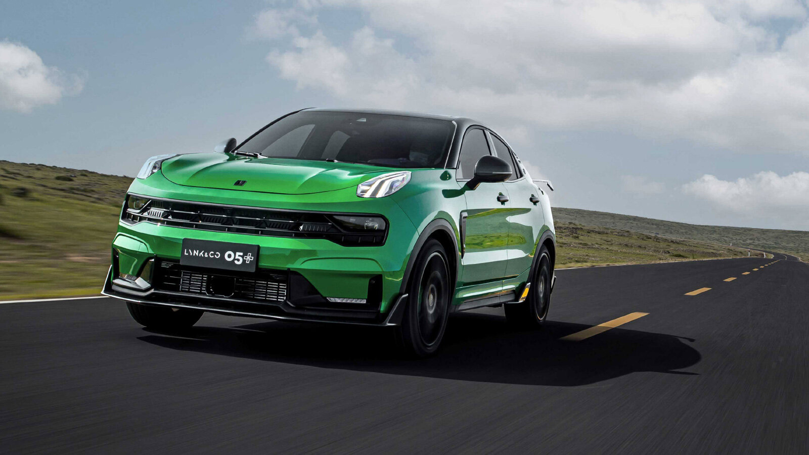 Уже не просто кроссовер: как выглядит заряженный китайский Lynk&Co 05+ в карбоновом обвесе