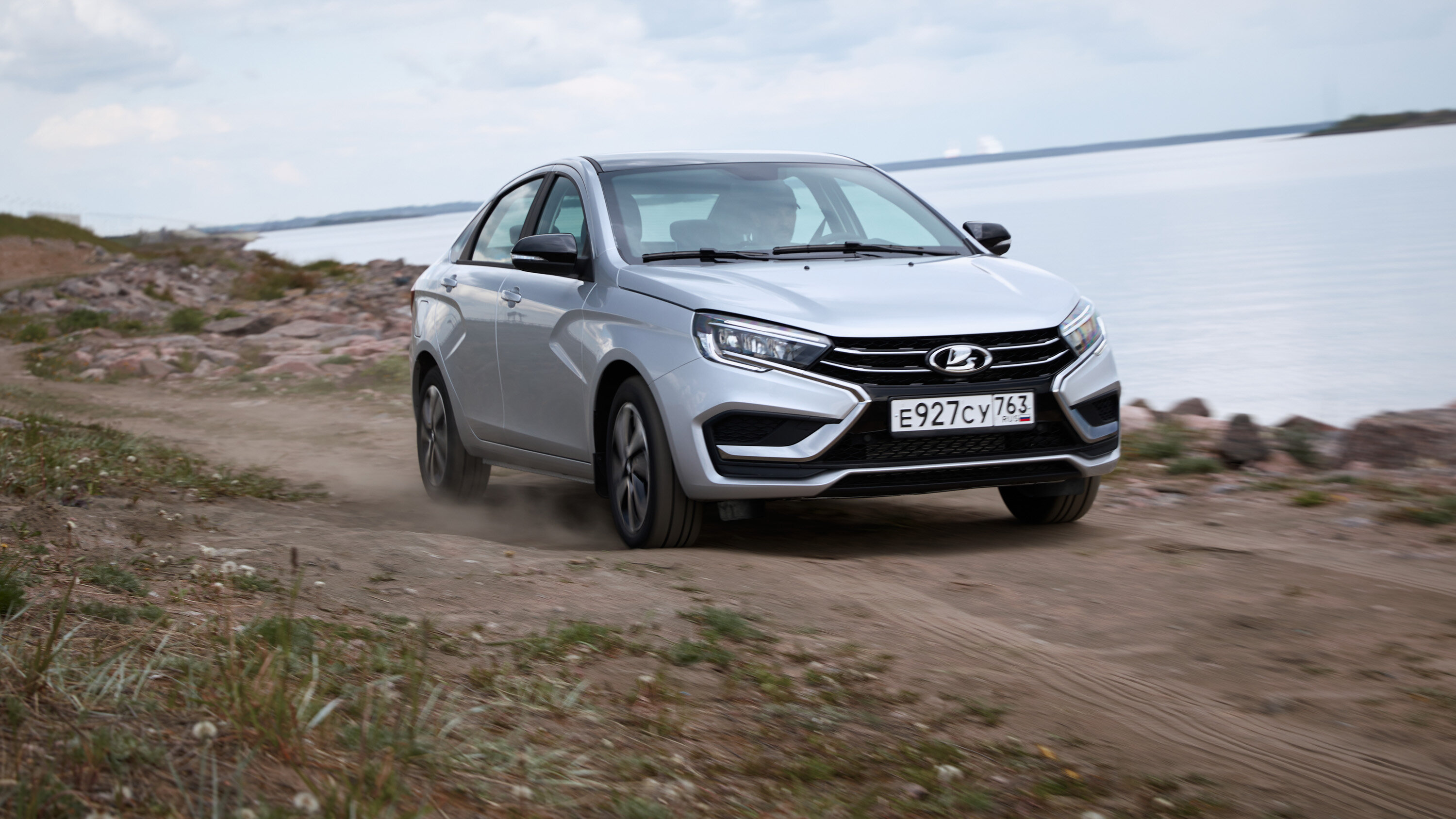 Первый тест обновлённой Lada Vesta с импортозамещением и планшетом Яндекса