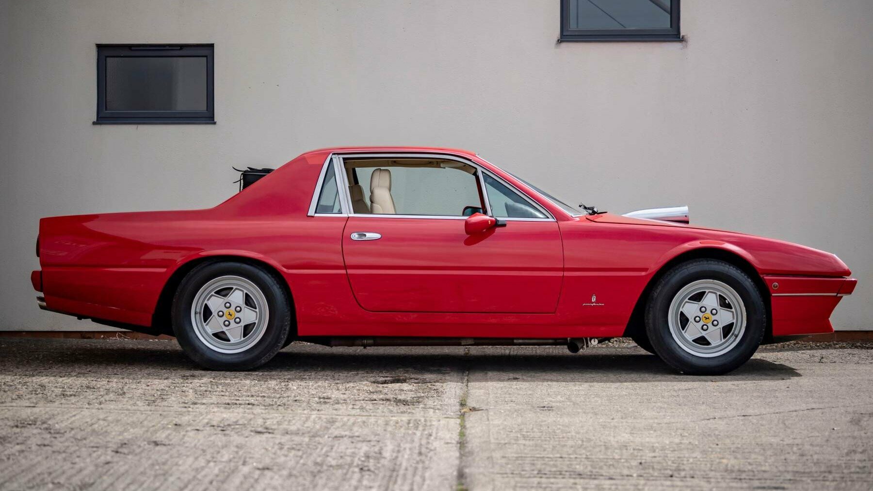 С молотка ушёл странный Ferrari: это пикап с американским V8
