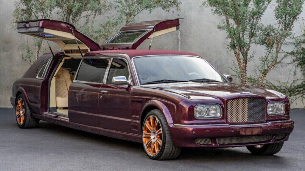 На продажу выставили лимузин Bentley Arnage с дверями «крыло чайки»
