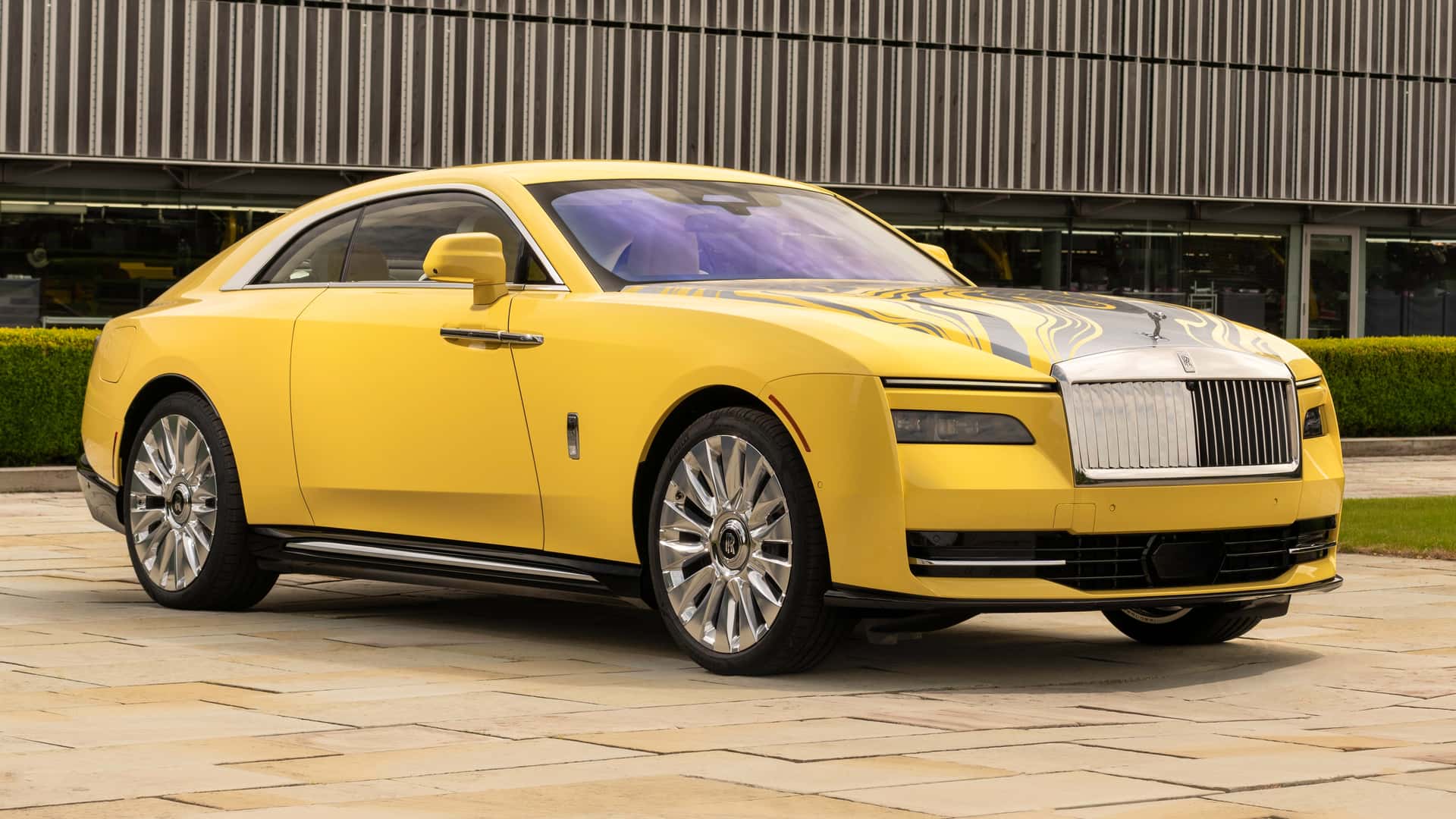Представлено уникальное электрокупе Rolls-Royce Spectre с рисунком на капоте, который нанесли за 160 часов