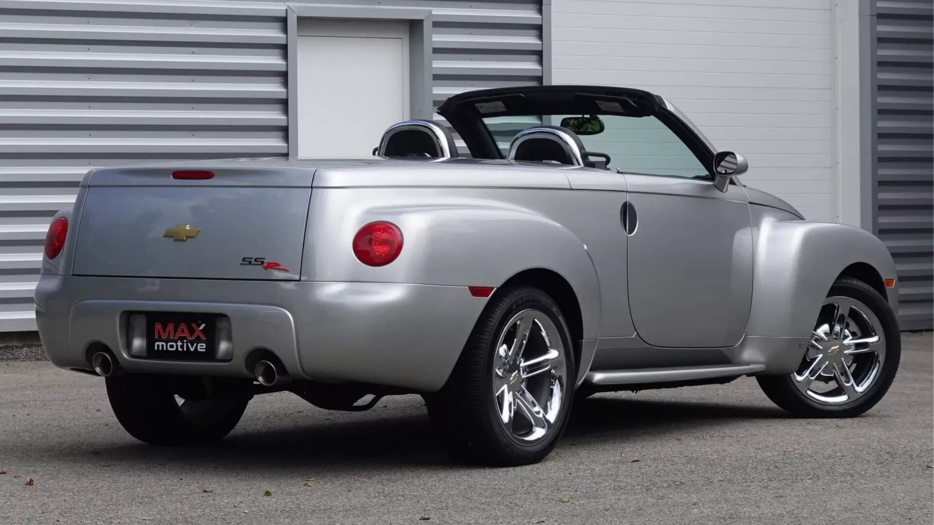 На продажу выставлен редкий пикап-родстер Chevrolet SSR с пробегом меньше 200 километров