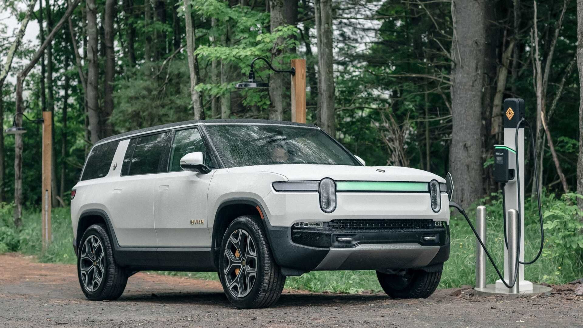 Для электрокроссовера Rivian R1S запатентовали походную кухню