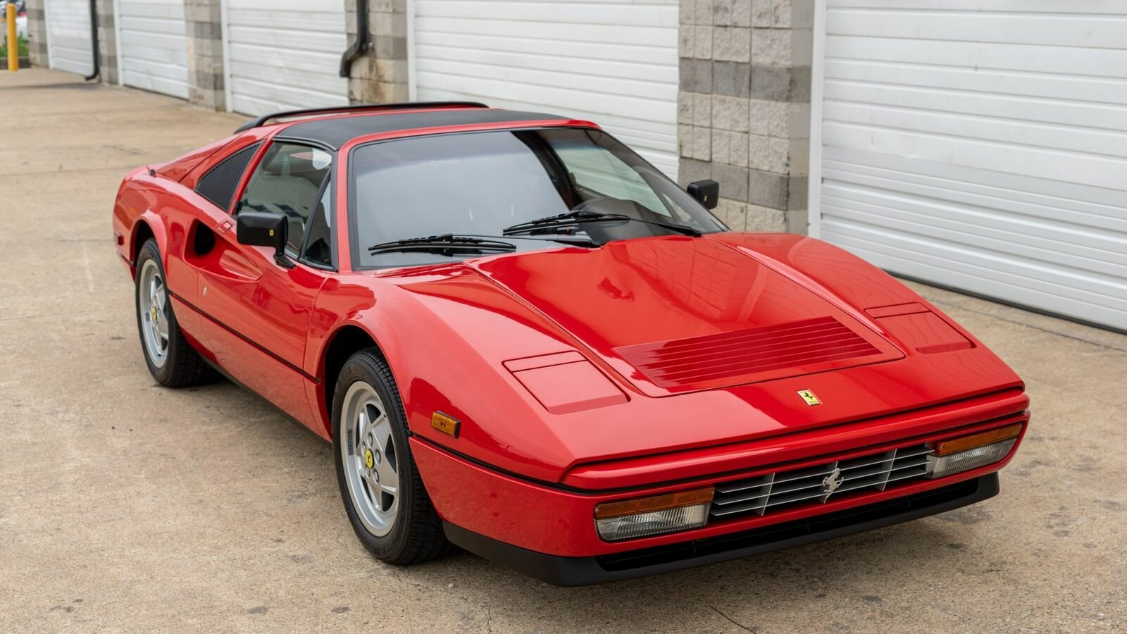 Этот Ferrari 328 GTS за 28 лет проехал 375 километров. Теперь его продают