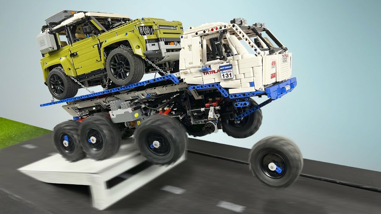 Эвакуатор с погруженным Land Rover Defender из Lego испытали неровностями