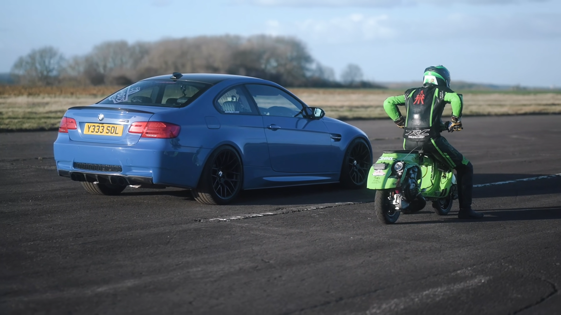 Против BMW M3 выставили мотороллер Vespa, который в десять раз слабее