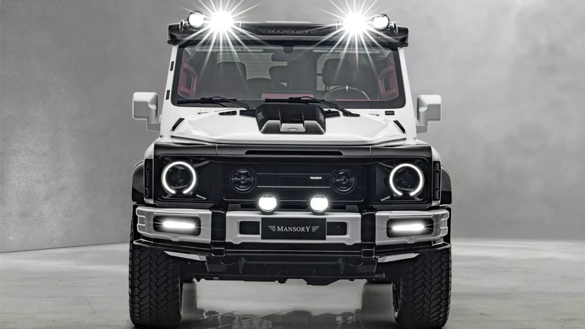 «Наследника» Defender прокачали в Mansory: у него розовый салон