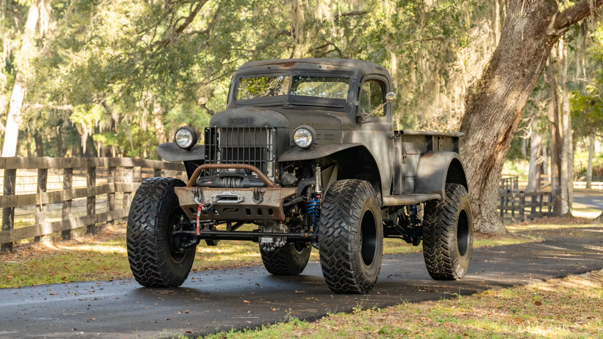 С молотка уйдёт 1000-сильный грузовой рэт-род, сделанный из Dodge Power Wagon