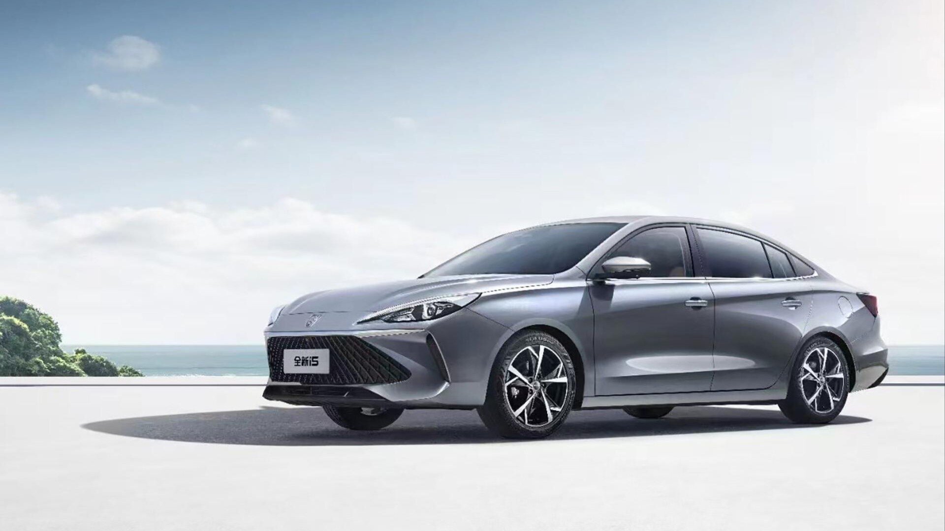 В Китае обновился доступный седан Roewe i5