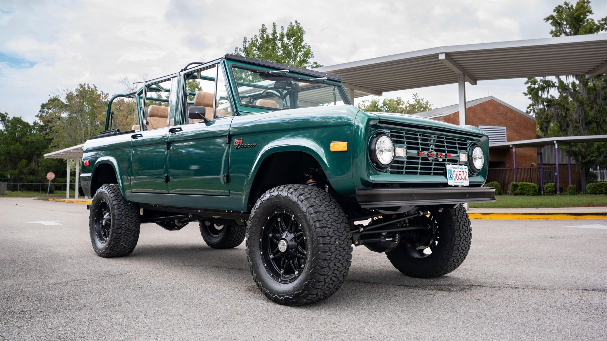 В продаже появился классический трёхрядный Ford Bronco, которого никогда не было