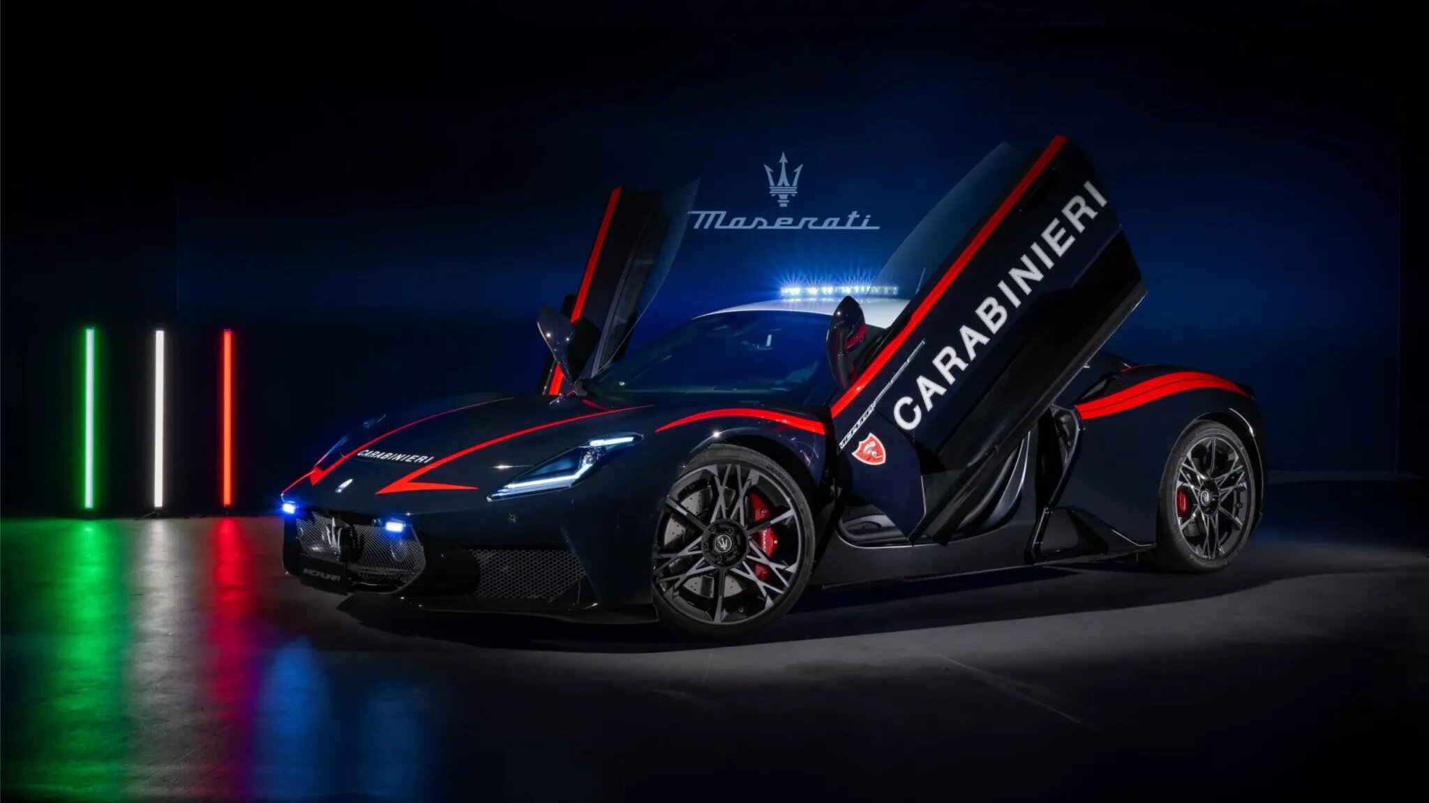 Новый суперкар Maserati MCPURA впервые поступил на службу в полицию