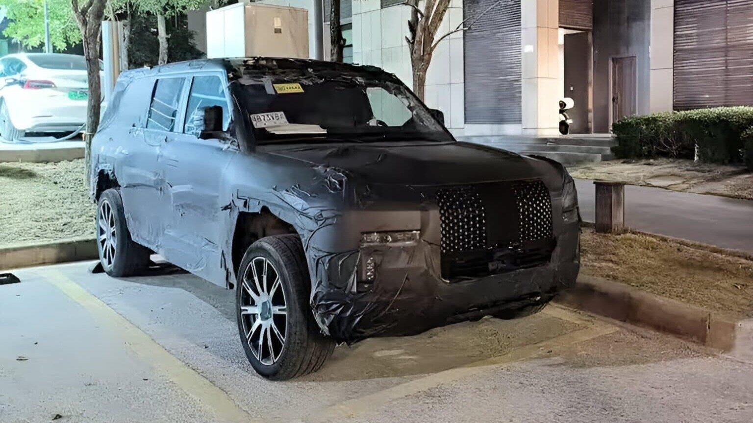 Трёхрядный внедорожник YangWang U8L от BYD покажут на автосалоне в Шанхае