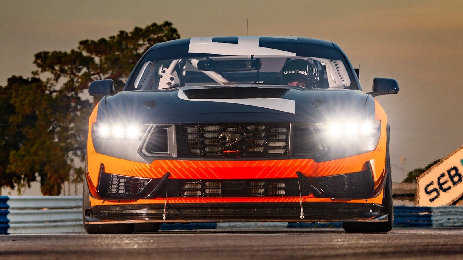 Ford представил гоночный Mustang GT4 с V8