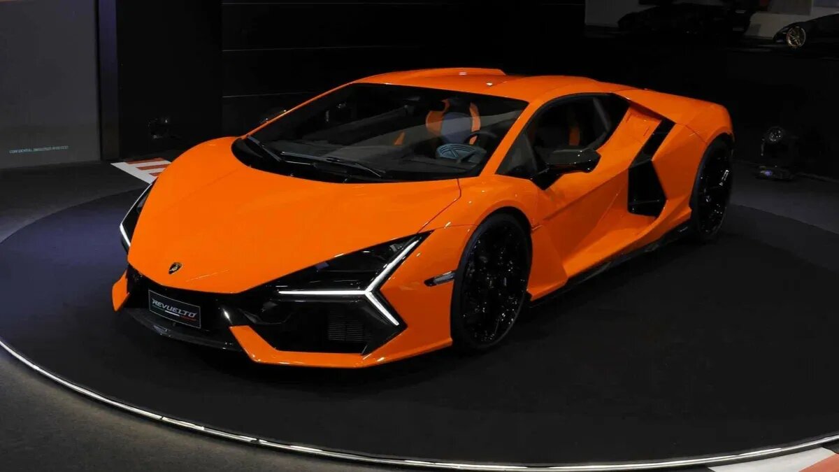 На Авто.ру в продаже появился гиперкар Lamborghini Revuelto, представленный две недели назад