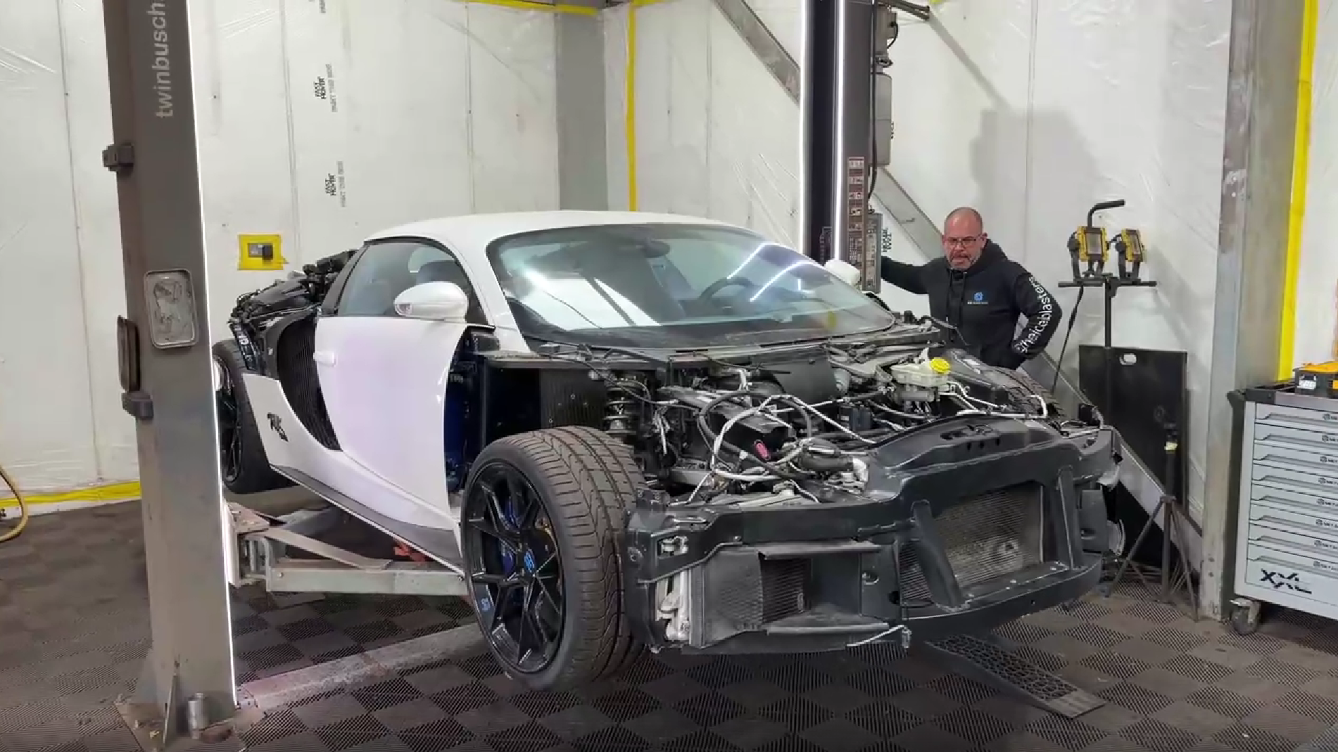 Блогер обслужил Bugatti в 16 раз дешевле, купив запчасти от обычных VW