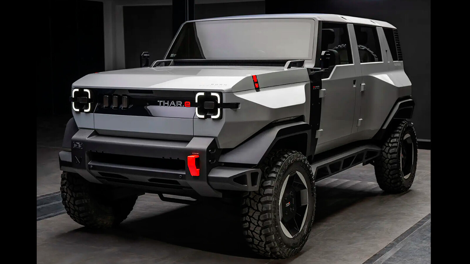 Внедорожник Mahindra Thar сменил дизайн и платформу, став пятидверным и электрическим