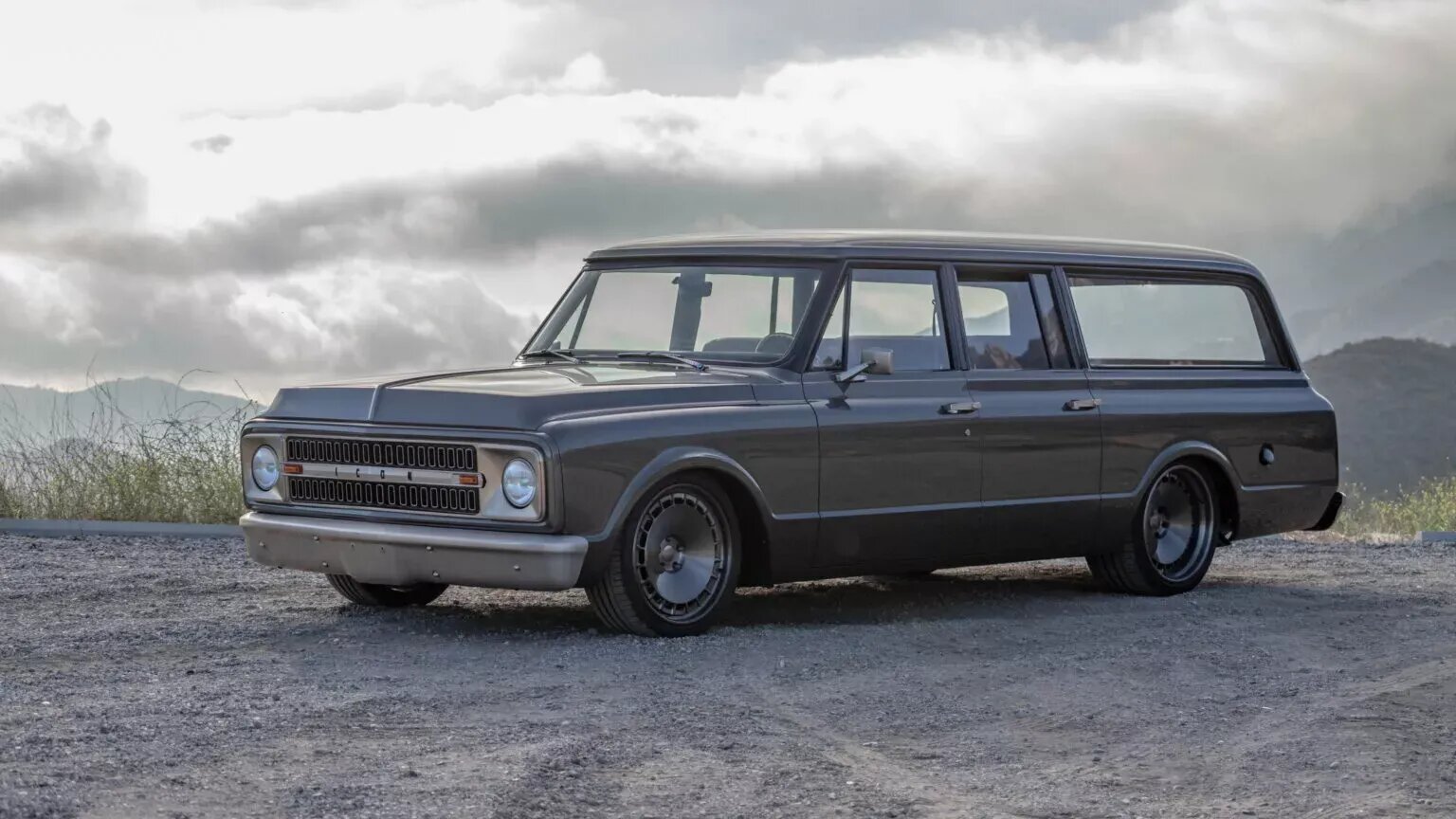 Старый Chevrolet Suburban переделали в 1000-сильный рестомод за 1,1 миллиона долларов