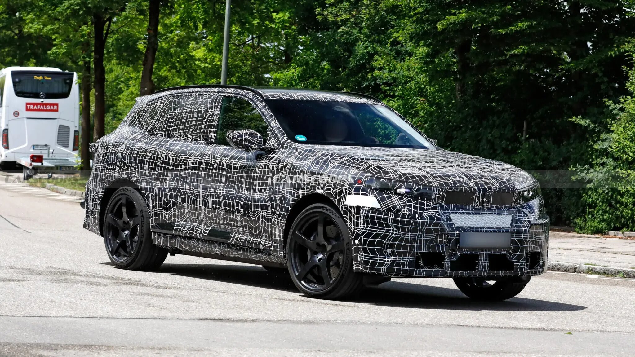 BMW вывел на испытания электрический X5 M