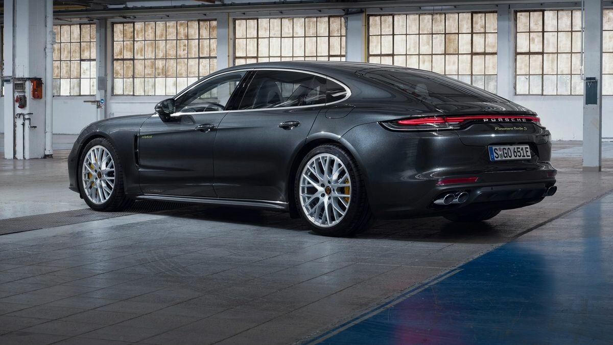 Стала известна цена самой мощной версии Porsche Panamera в России