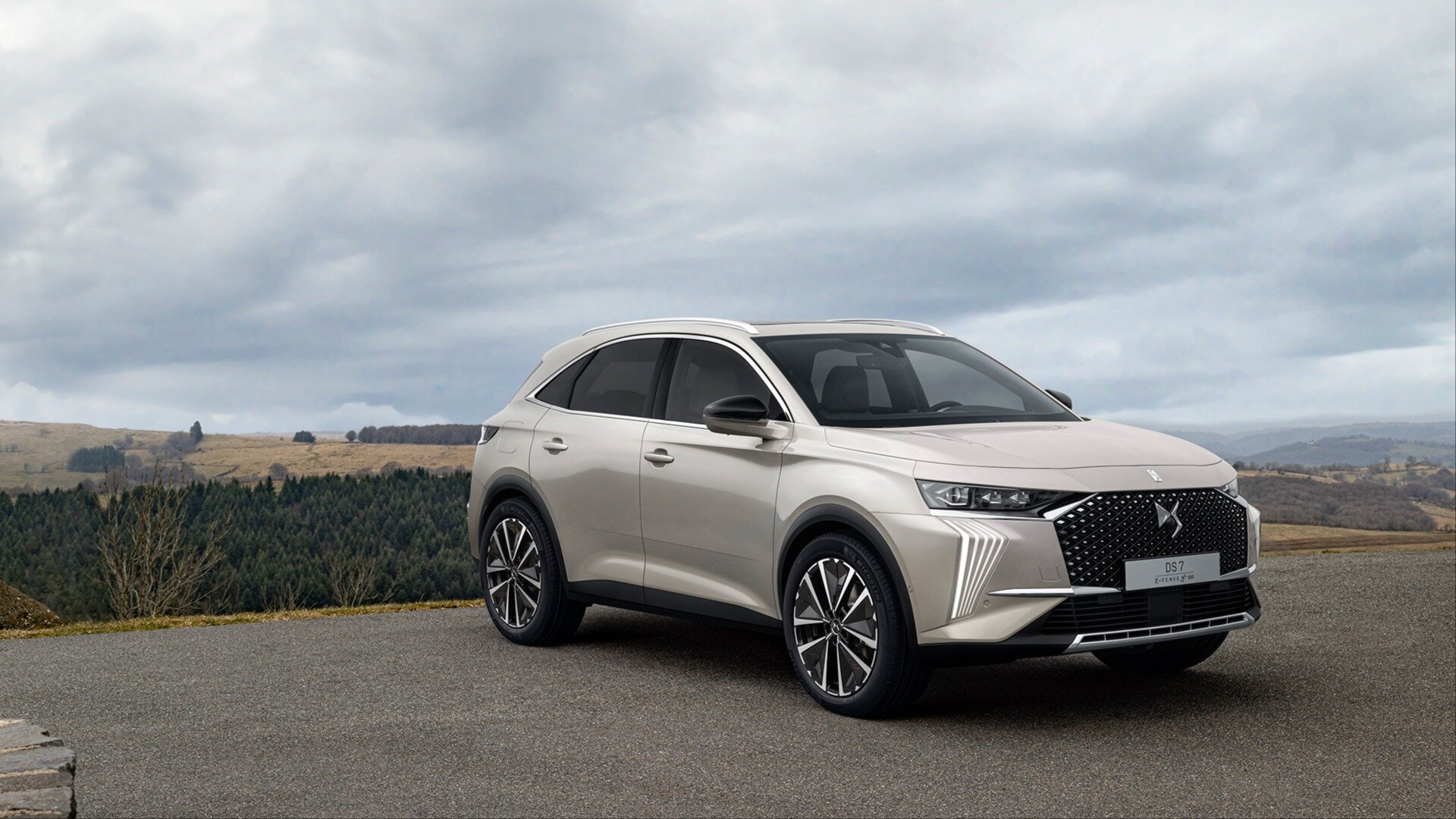 У кроссовера DS 7 появился заводской бронированный вариант
