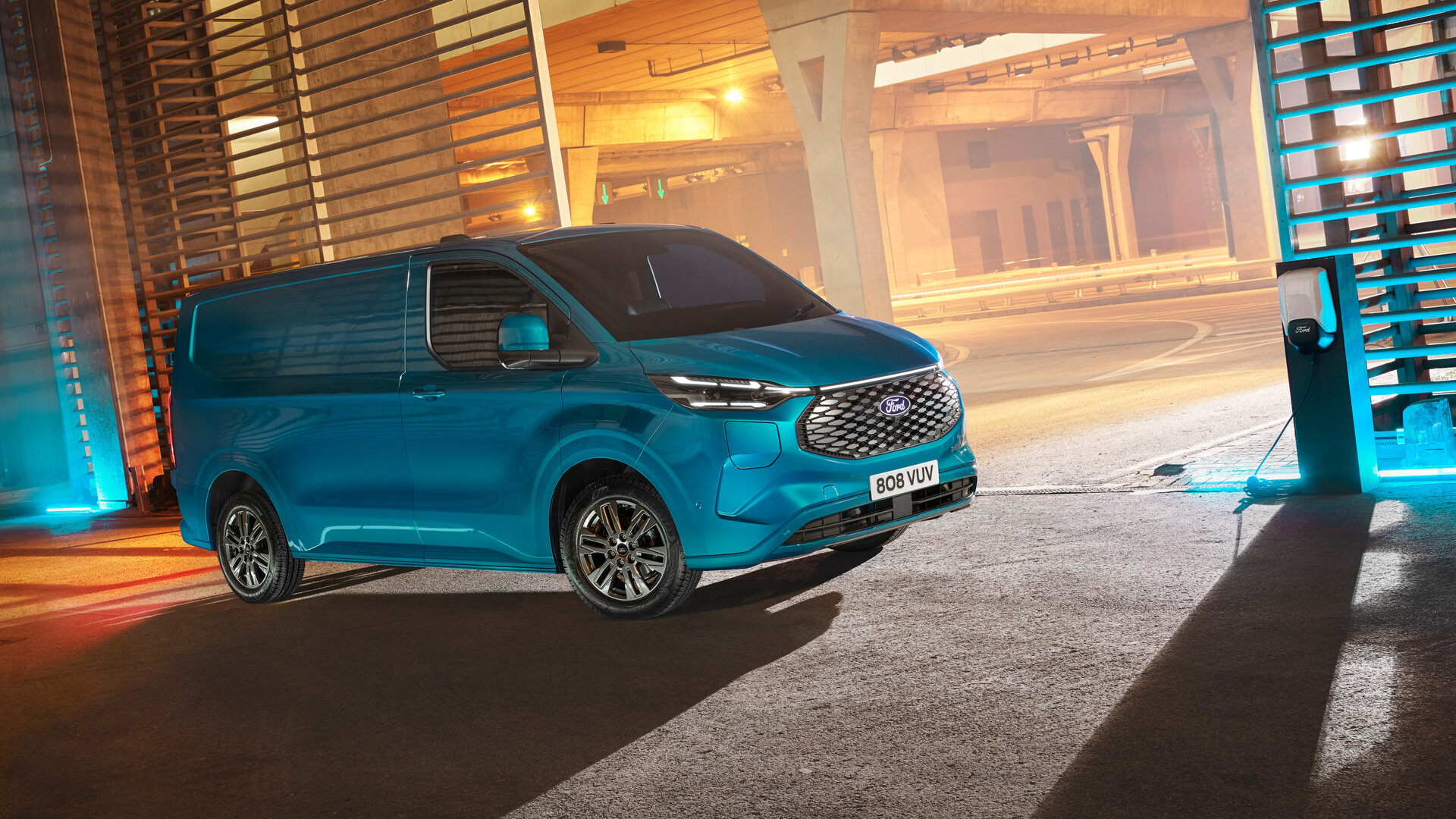 Представлен электрофургон Ford E-Transit Custom: новая внешность и 380 километров запаса хода