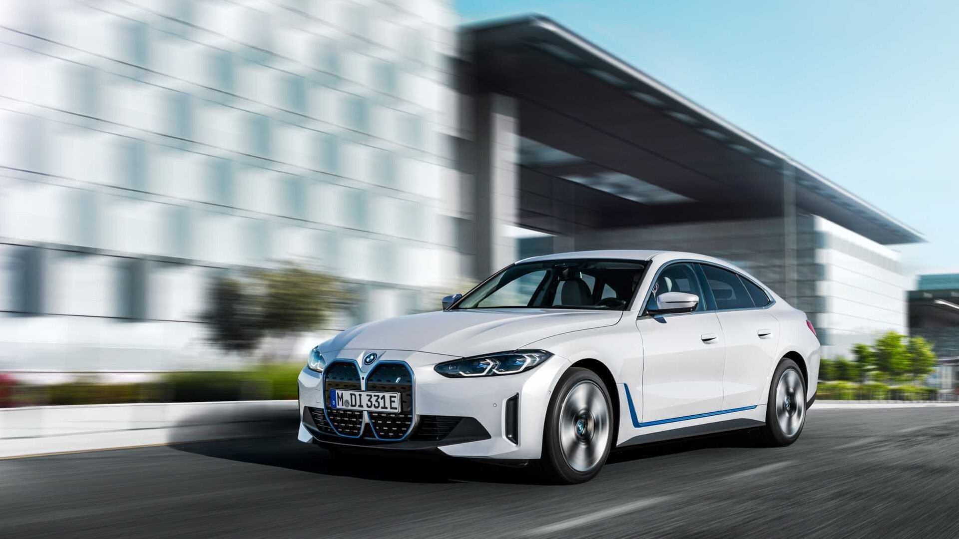 Продажи электрокаров BMW и Mercedes-Benz за год выросли на две трети