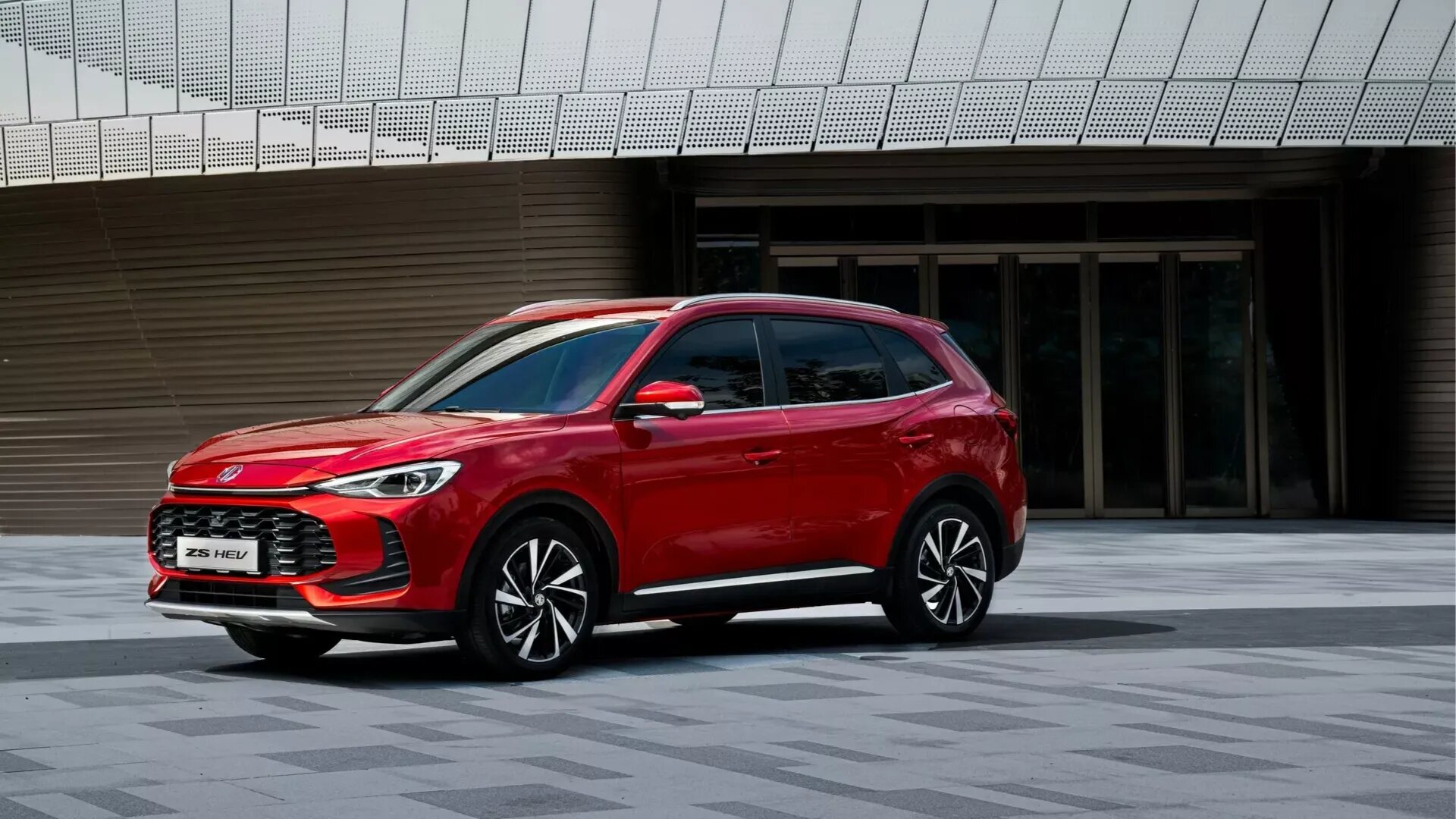 Марка MG представила недорогой гибридный кроссовер ZS для Европы