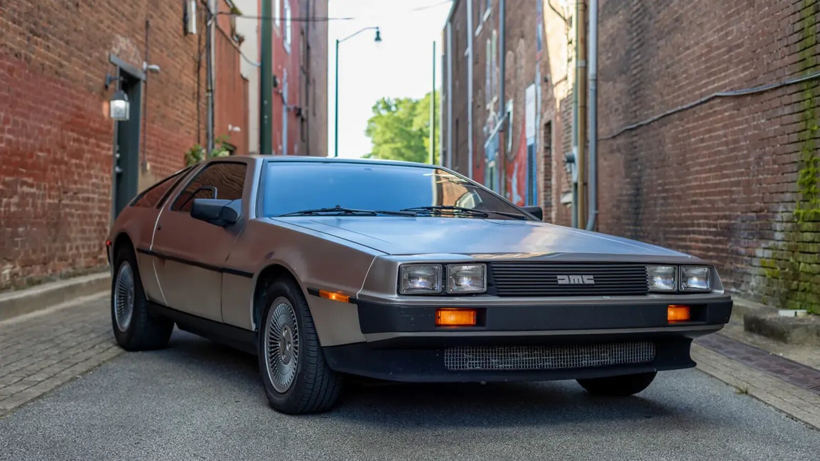 На аукцион выставили DeLorean с V8 от GM, но продать не смогли