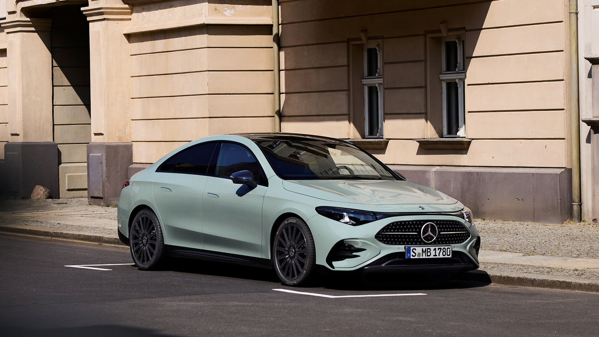 Новый Mercedes-Benz CLA стал гибридом с расходом 5 литров на сотню