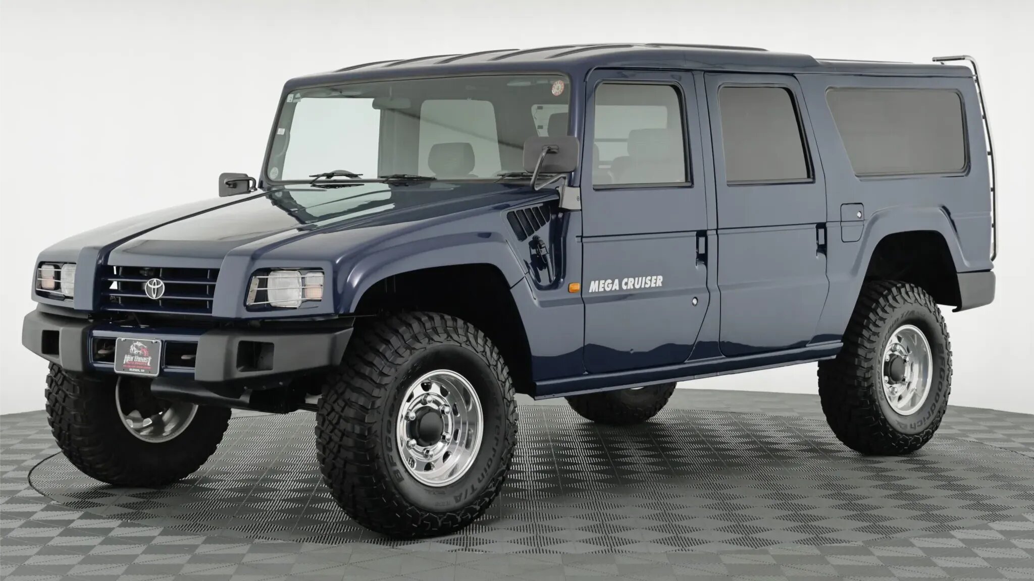 За редчайший внедорожник Toyota Mega Cruiser предложили на аукционе 36 тысяч долларов