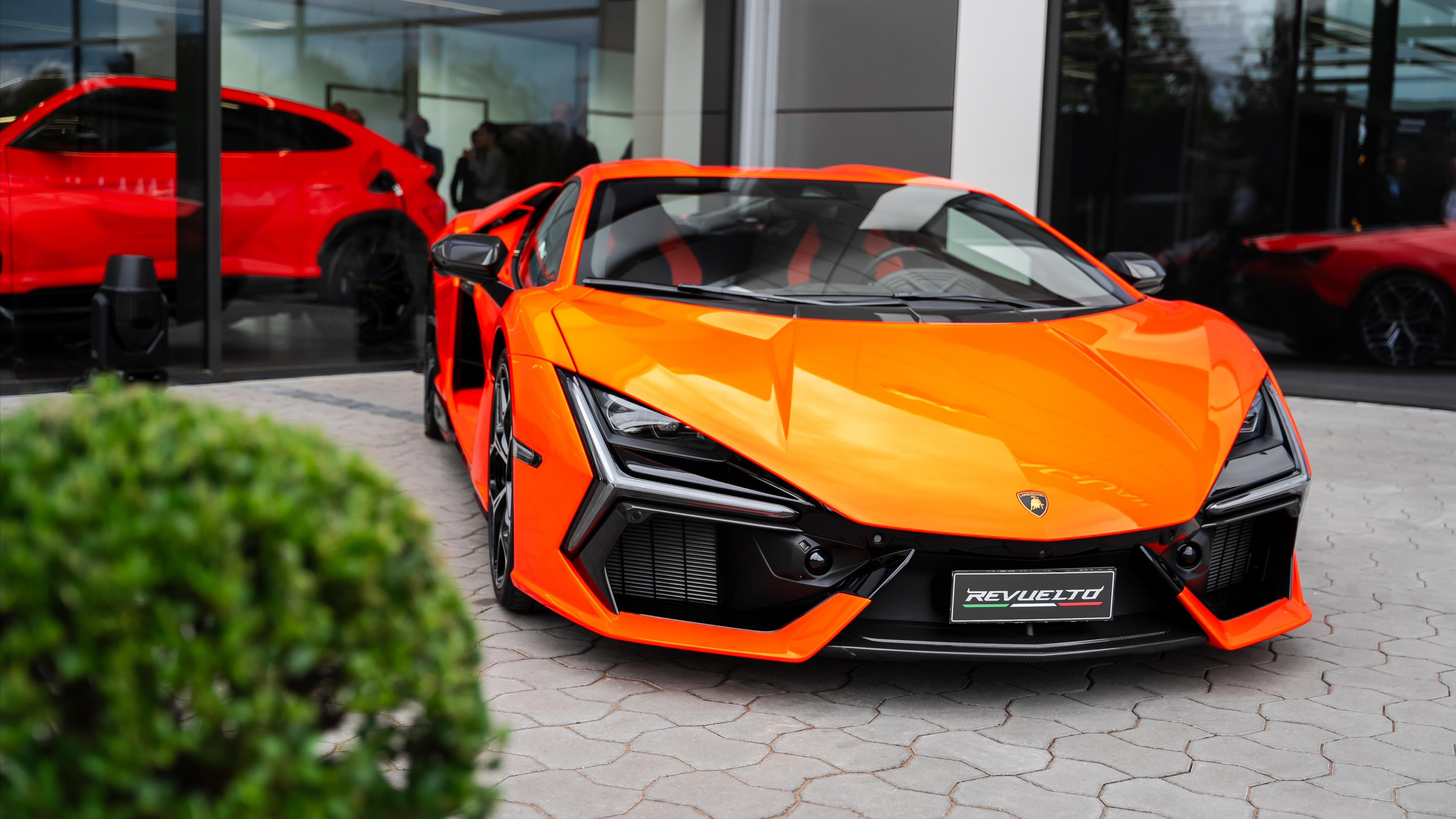 Lamborghini отзовёт два супергибрида Revuelto из-за риска пожара