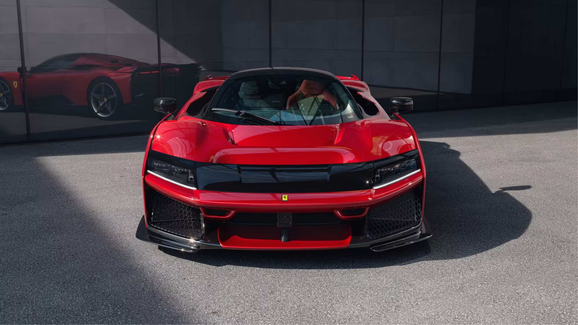 В Ferrari объяснили, почему новый гиперкар F80 остался без V12