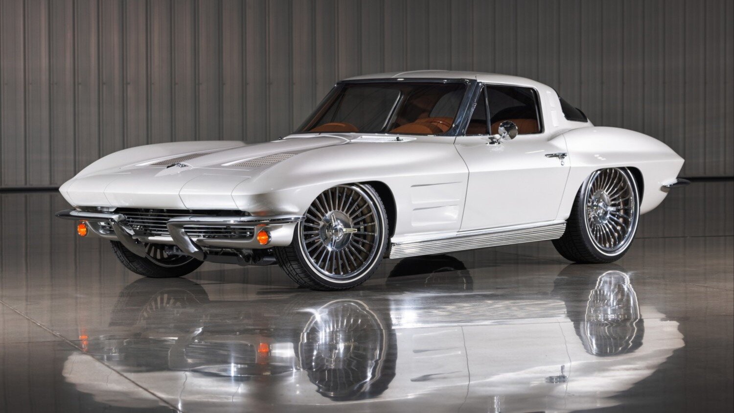 Два мощных рестомода Chevrolet Corvette из 1960-х уйдут с молотка