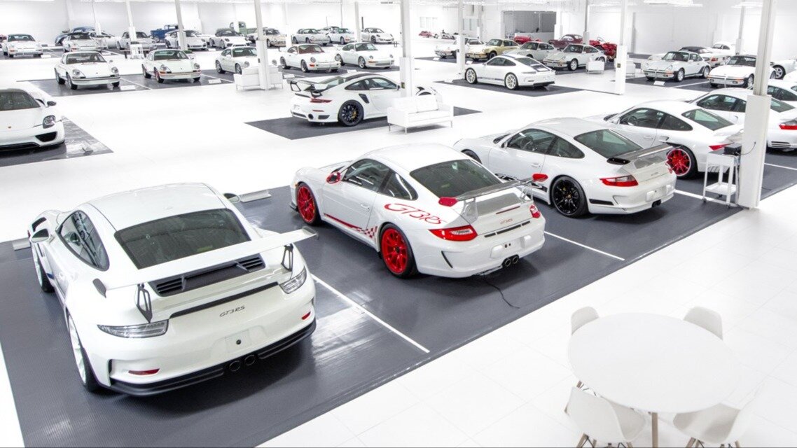 На продажу выставят коллекцию из 56 редких Porsche: они все белые