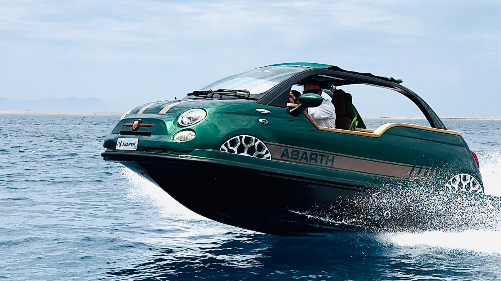 Марка Abarth представила спортивный катер с максималкой 100 км/ч