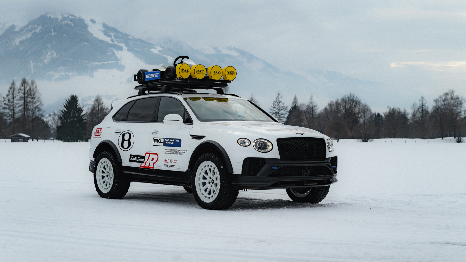 Bentley показала особую Bentayga для быстрой езды по бездорожью