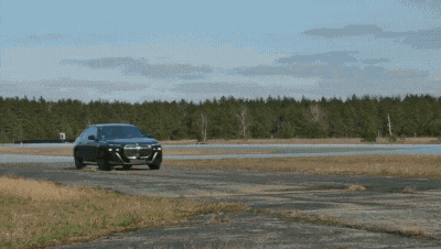 Компания BMW показала занятия в школе водителей броневиков