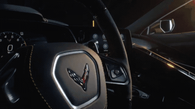 Компания Chevrolet показала, зачем Corvette Z06 «квадратный» руль